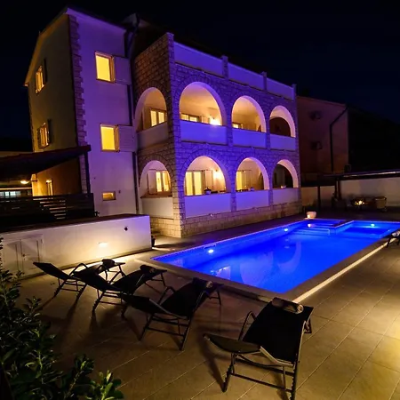 Relax - Beautiful With Heated Saltwater Pool & Jacuzzi *