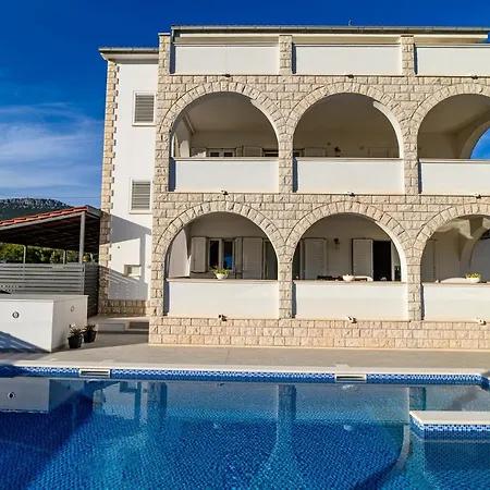 Relax - Beautiful With Heated Saltwater Pool & Jacuzzi