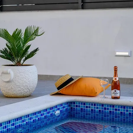 Relax - Beautiful With Heated Saltwater Pool & Jacuzzi