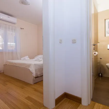 Relax - Beautiful With Heated Saltwater Pool & Jacuzzi Kastela