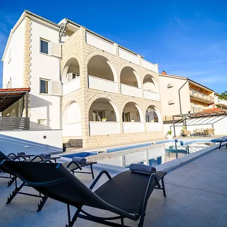 Relax - Beautiful With Heated Saltwater Pool & Jacuzzi Apartment Kastela