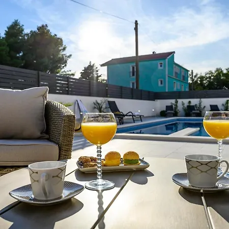 Relax - Beautiful With Heated Saltwater Pool & Jacuzzi Apartment Kastela