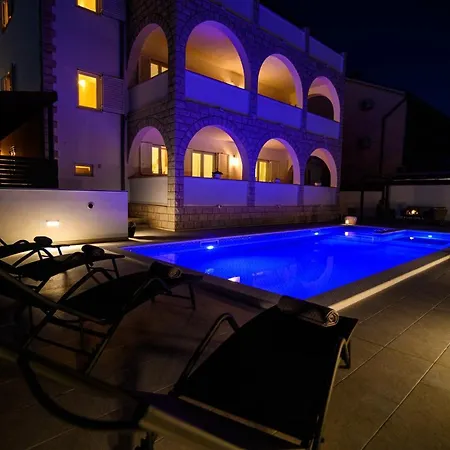 Relax - Beautiful With Heated Saltwater Pool & Jacuzzi Apartment Kastela