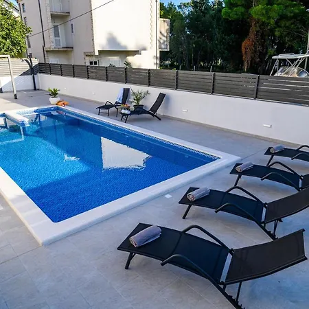 Relax - Beautiful With Heated Saltwater Pool & Jacuzzi Kastela