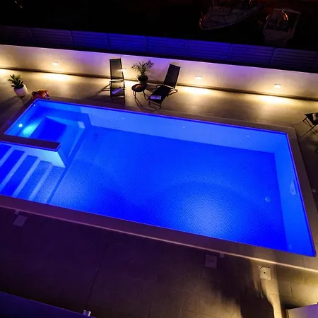 Relax - Beautiful With Heated Saltwater Pool & Jacuzzi Apartment