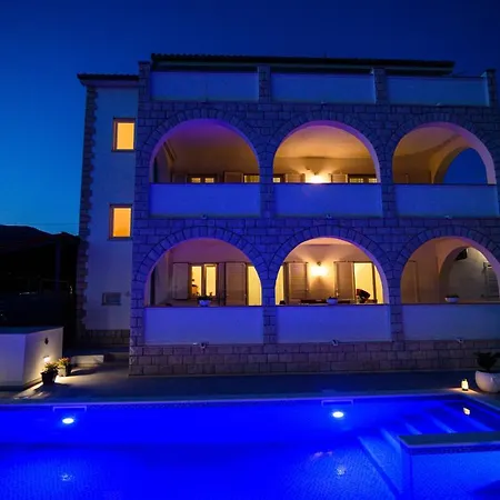 Relax - Beautiful With Heated Saltwater Pool & Jacuzzi Apartment Kastela