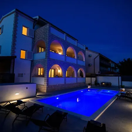Relax - Beautiful With Heated Saltwater Pool & Jacuzzi *