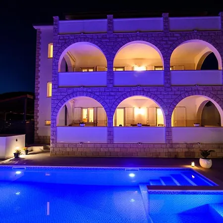 Relax - Beautiful With Heated Saltwater Pool & Jacuzzi Apartment