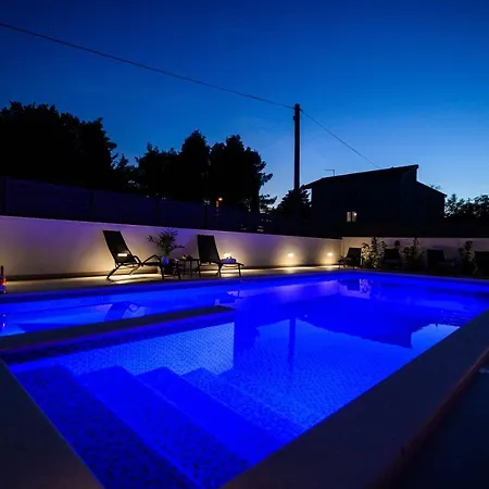 Relax - Beautiful With Heated Saltwater Pool & Jacuzzi