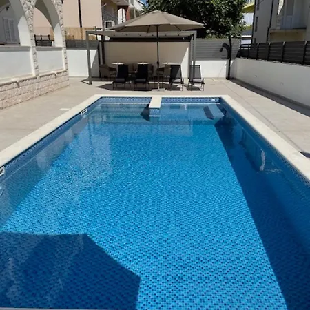 Relax - Beautiful With Heated Saltwater Pool & Jacuzzi